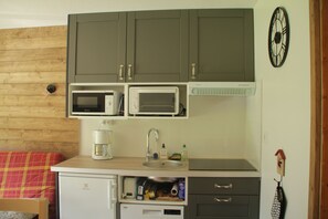 Frigorifero, microonde, forno, piano cottura