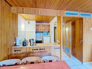 Kühlschrank, Mikrowelle, Ofen, Wasserkocher mit Kaffee-/Teezubehör