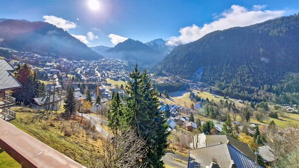 A panoramic view of a valley with a town, mountains, and a clear sky. - Barbessine BBB18 SUN & CHAIR LIFT 4 pers. (Châtel)