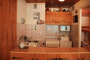 Een koelkast, een magnetron, een oven, een vaatwasser