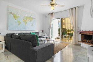 Smart-tv, eldstad och kontor