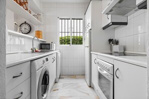 Kjøleskap, mikrobølgeovn, ovn og kokeplater