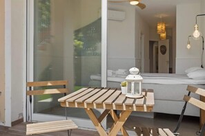A wooden table with chairs on a balcony, a potted plant, and a white lantern. - Riviera del Sol rooftop by Costarentals - Ref 45 (Urbanización Riviera Sol)