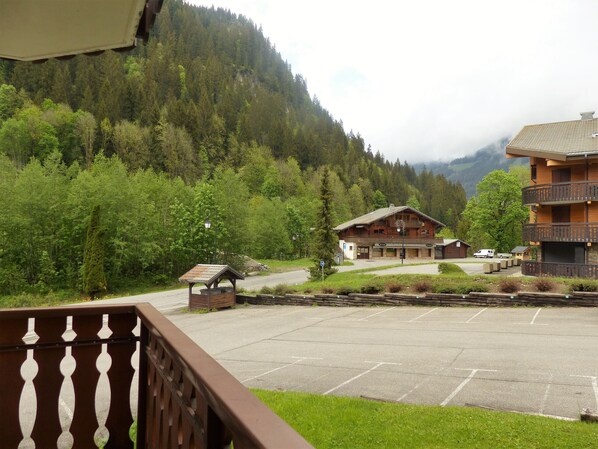 المنطقة المحيطة بالمنشأة