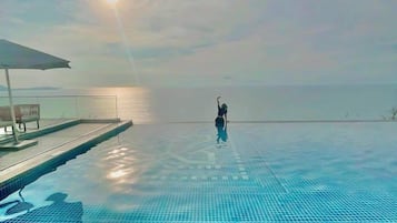 5 outdoor pools, open 6:00 AM to 8:00 PM, pool umbrellas, sun loungers