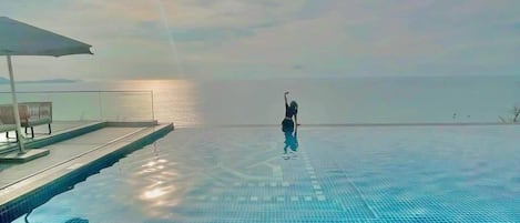 5 outdoor pools, open 6:00 AM to 8:00 PM, pool umbrellas, pool loungers
