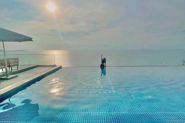 5 outdoor pools, open 6:00 AM to 8:00 PM, pool umbrellas, pool loungers