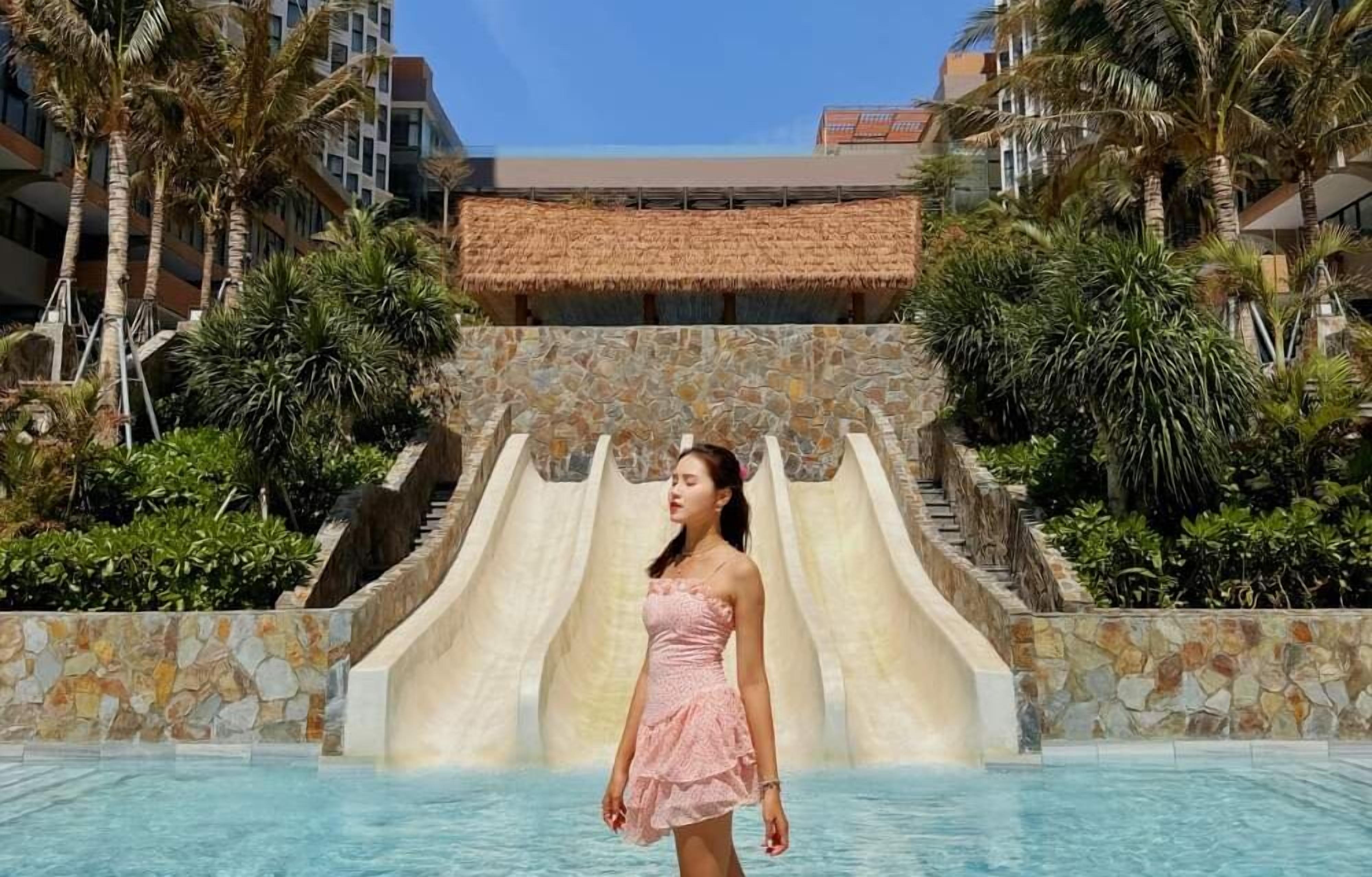 5 piscines extérieures, parasols de plage, chaises longues