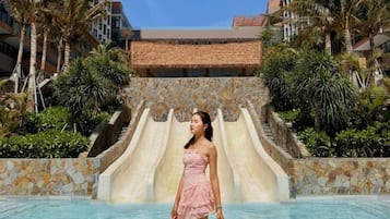 5 piscines extérieures, parasols de plage, chaises longues