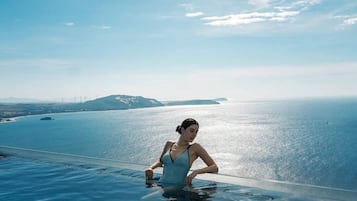 5 outdoor pools, open 6:00 AM to 8:00 PM, pool umbrellas, pool loungers