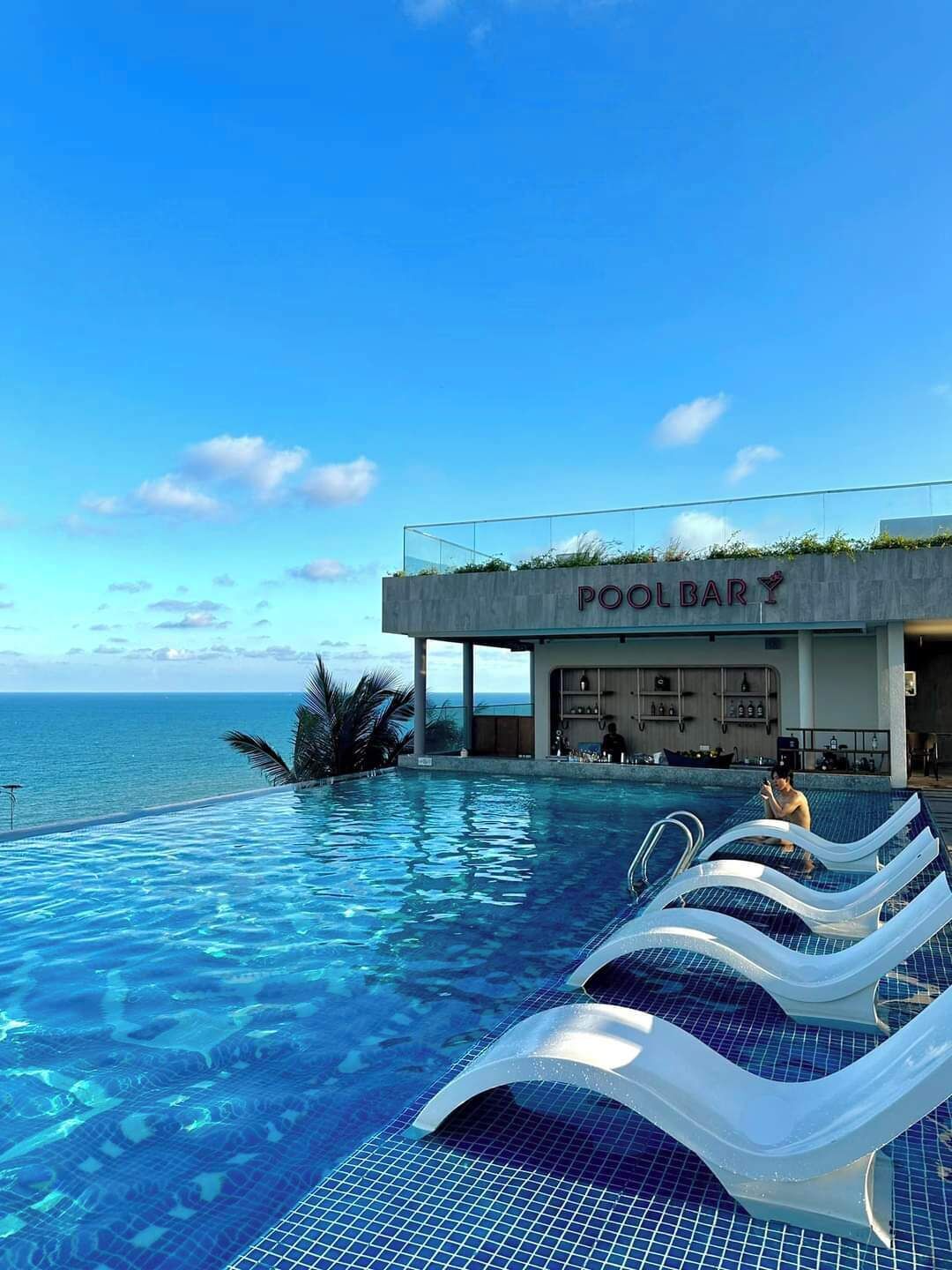 5 개의 야외 수영장, 06:00 ~ 20:00 오픈, 수영장 파라솔, 일광욕 의자