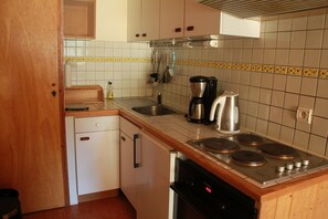 Een koelkast, een microgolfoven, een oven, een kookplaat