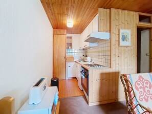 Fridge, microwave, oven, coffee/tea maker