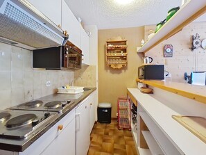 Fridge, microwave, oven, coffee/tea maker