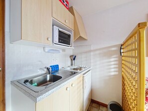 Fridge, microwave, oven, coffee/tea maker