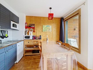 Refrigerador, microondas, horno y cafetera y tetera 