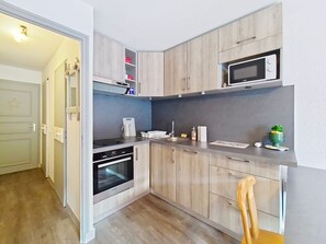 Kjøleskap, mikrobølgeovn, ovn og oppvaskmaskin