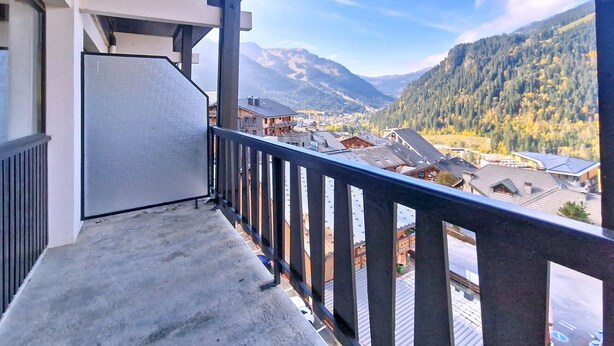 A balcony with a view of a mountain village and autumn trees. - Rhododendrons RD501 CENTER & TELECABINE 4 Pers. (Châtel)