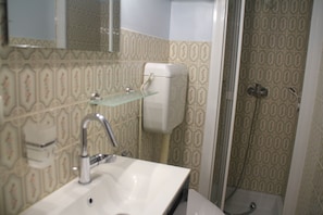 Douche, serviettes fournies