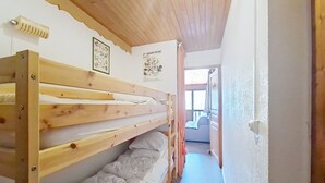 A bunk bed room with a wooden ceiling and a poster on the wall. - Rhododendrons RD501 CENTER & TELECABINE 4 Pers. (Châtel)