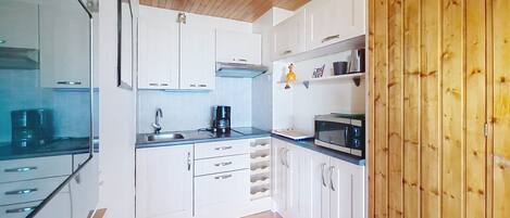 Kylskåp, mikrovågsugn, ugn och kaffe- och tebryggare