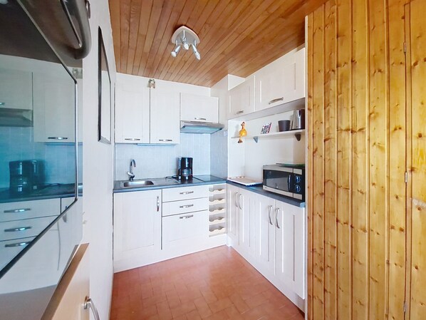 Fridge, microwave, oven, coffee/tea maker