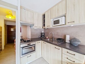 Refrigerador, microondas, horno y cafetera y tetera 