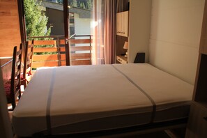 WiFi - Portes Du Soleil PSA46 TELECABINE & MOUNTAIN 4 Per (Châtel)