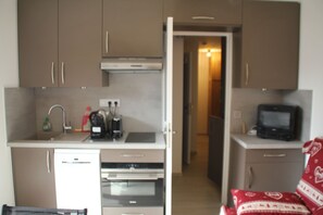 Kjøleskap, mikrobølgeovn, ovn og oppvaskmaskin