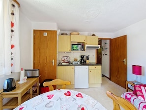 Fridge, microwave, oven, coffee/tea maker - Perthuis PTD8 TELECABINE & MOUNTAIN 5 pers. (Châtel)