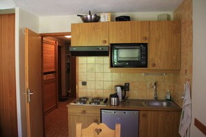 Réfrigérateur, micro-ondes, four, cafetière/bouilloire