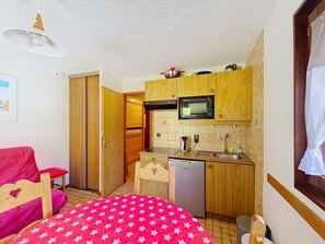 Fridge, oven, coffee/tea maker, electric kettle