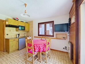 Fridge, microwave, oven, coffee/tea maker