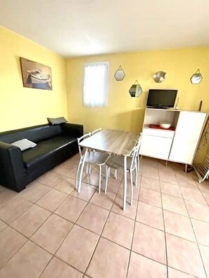 Interior - T2 cabin with communal pool, parking, air conditioning for 4 people (SAINTES MARIES DE LA MER)