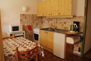 KĂŒhlschrank, Mikrowelle, Ofen, Herdplatte