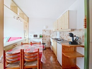 Refrigerador, microondas, horno y cafetera y tetera 