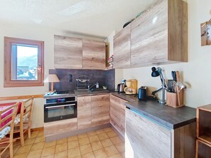 Fridge, oven, coffee/tea maker, electric kettle