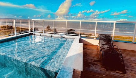 Una piscina al aire libre. Paradise Pé na Areia