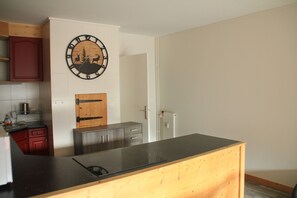Frigorífico, microondas, placa de cocina y lavavajillas