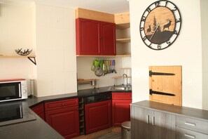 Frigorífico, microondas, placa de cocina y lavavajillas