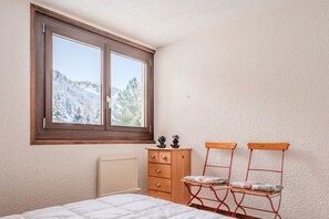 3 bedrooms, iron/ironing board