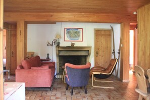 Televisie en een open haard