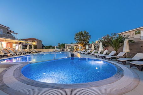 Piscina all'aperto, ombrelloni da piscina, lettini. Esperia Hotel