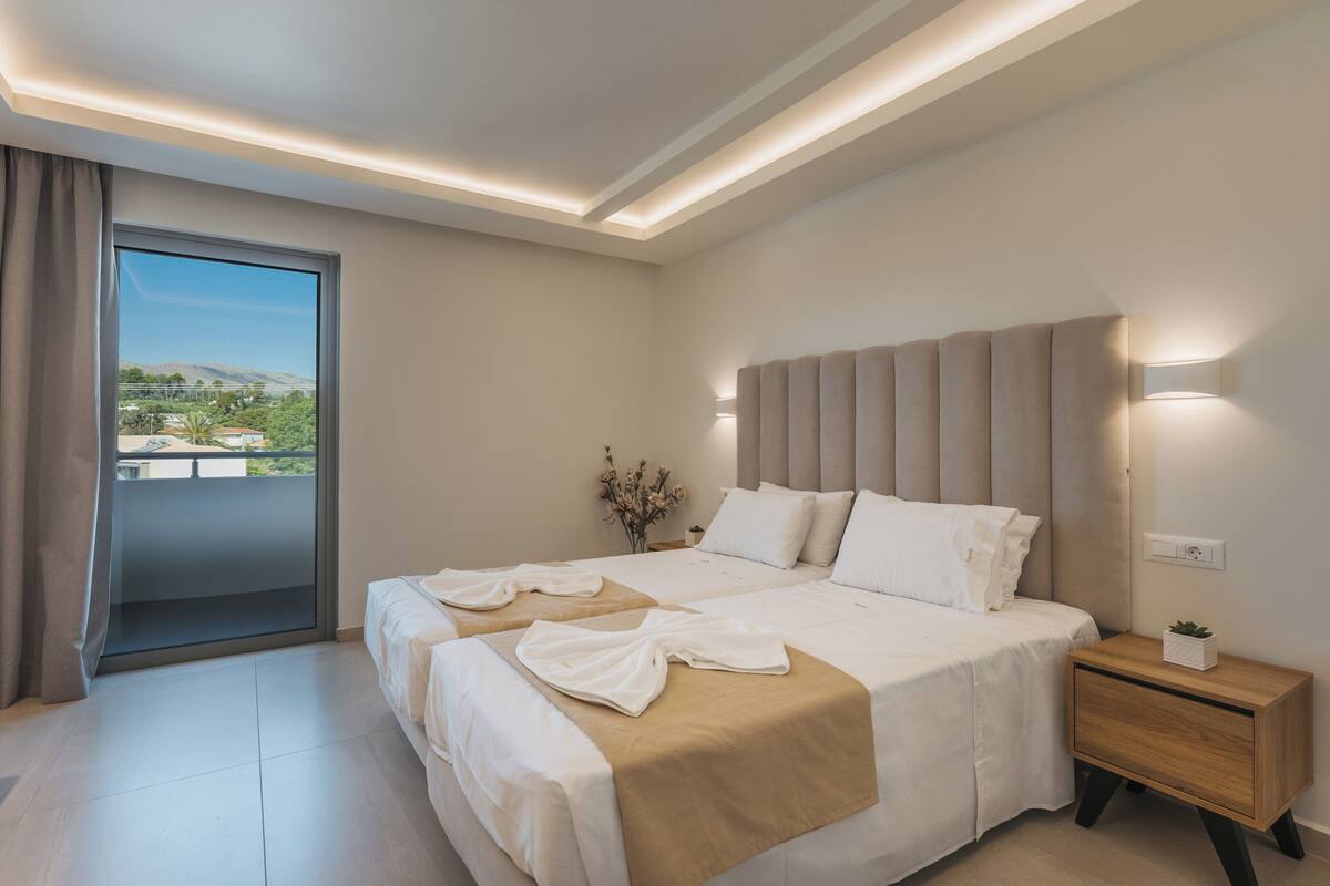 Premium Room, Balcony | In-room safe, soundproofing, iron/ironing board (on request)