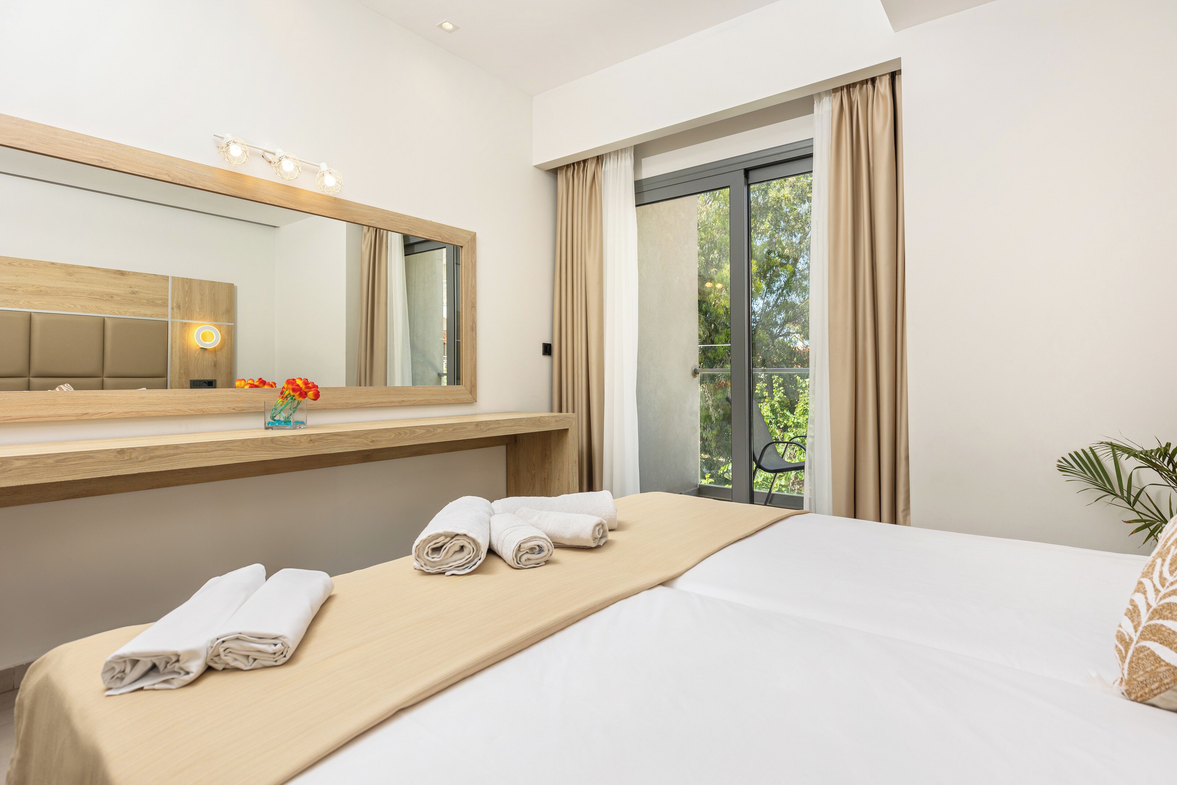 In-room safe, soundproofing, iron/ironing board, free WiFi