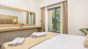 In-room safe, soundproofing, iron/ironing board, free WiFi