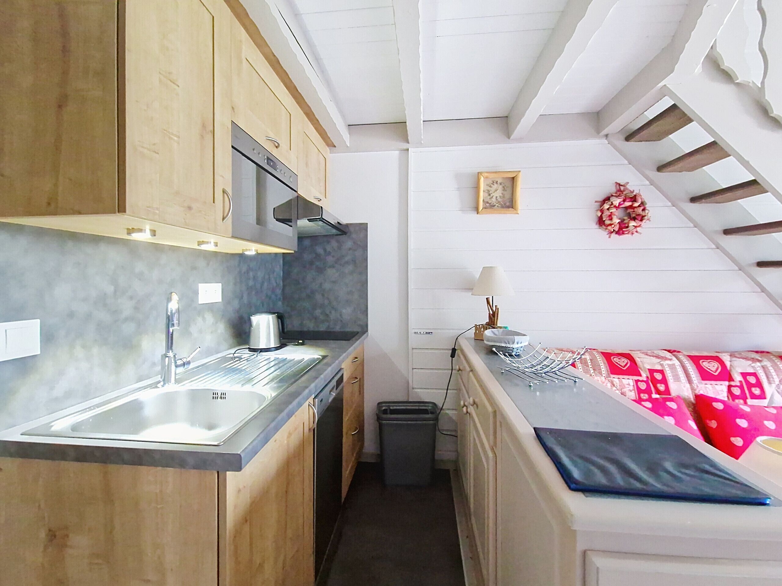 Een koelkast, een microgolfoven, een oven, een vaatwasser