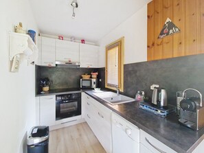 Een koelkast, een microgolfoven, een oven, een vaatwasser