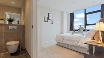 2 bedrooms, desk, iron/ironing board, WiFi