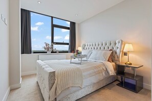 2 bedrooms, desk, iron/ironing board, WiFi - Heathrow Thorpe park Luxury Family Apartment - TURBO Wi-Fi (Sunbury-on-Thames)